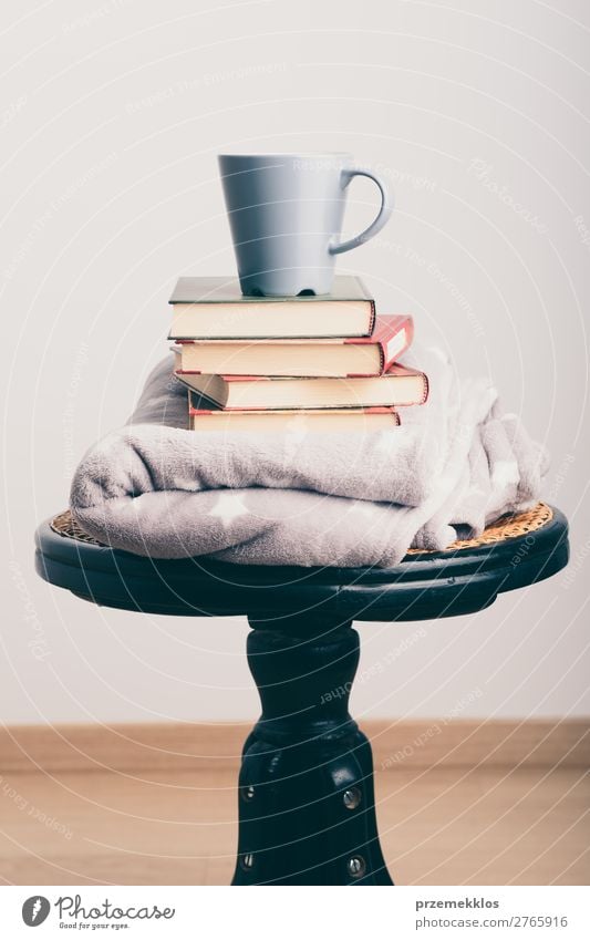 Ein paar Bücher mit Tasse Kaffee und Decke auf Holzstuhl Becher Lifestyle Erholung Freizeit & Hobby lesen Stuhl Buch genießen braun Geborgenheit bequem