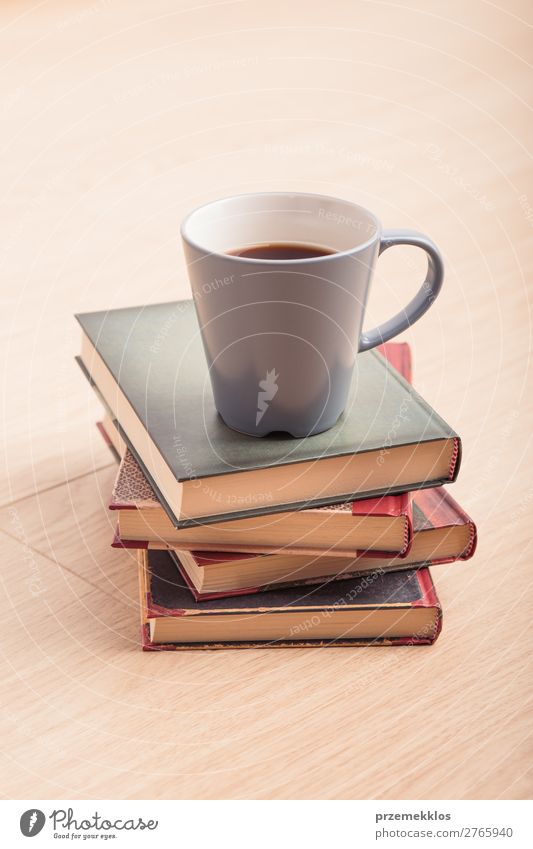 Ein paar Bücher mit einer Tasse Kaffee auf Holzboden Becher Lifestyle Erholung Freizeit & Hobby lesen Stuhl Tisch Buch genießen Geborgenheit bequem gemütlich