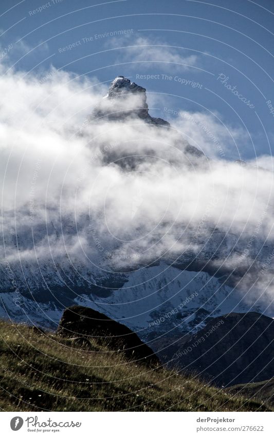 Es ist nicht das matterhorn Umwelt Natur Pflanze Wolken Sonne Sommer Alpen Berge u. Gebirge Gipfel Schneebedeckte Gipfel dunkel gigantisch positiv blau Stimmung