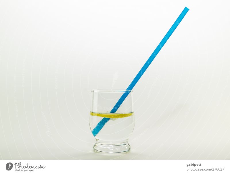 viel Wasser trinken Zitrone Getränk Erfrischungsgetränk Trinkwasser Longdrink Cocktail Glas Trinkhalm Gesundheit lecker positiv saftig blau gelb Durst