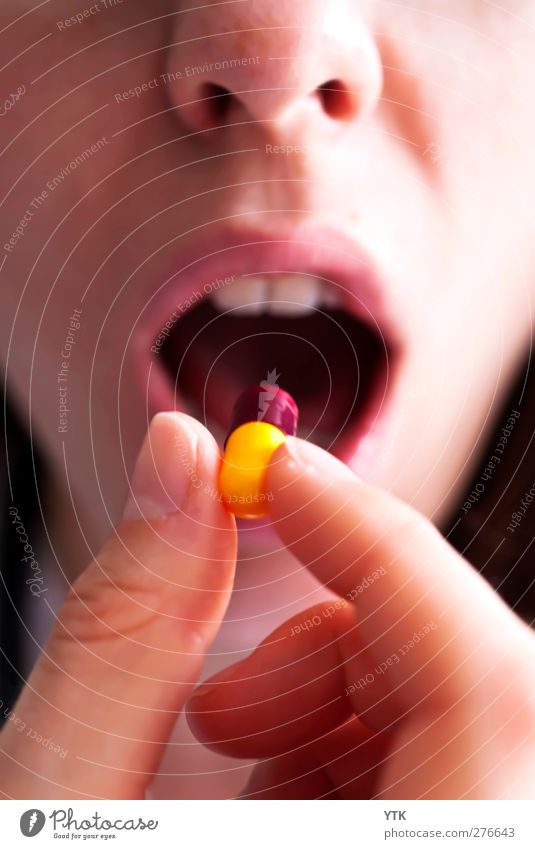 Mund auf! Wissenschaften Mensch feminin Junge Frau Jugendliche Erwachsene Nase Finger 1 18-30 Jahre Mut Respekt Medikament Tablette Die Pille mehrfarbig
