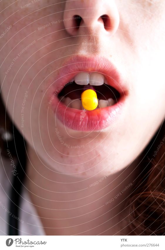 Great Reliever Mensch maskulin Junge Frau Jugendliche Erwachsene Nase Mund Lippen Zähne 1 18-30 Jahre Hemmungslosigkeit Medikament Tablette Die Pille einnehmen