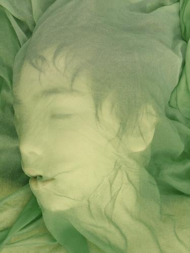 Der kleine Drache schläft Mensch maskulin androgyn Kopf Gesicht 1 Theaterschauspiel schlafen grün Vertrauen Geborgenheit ruhig träumen Zufriedenheit Frieden