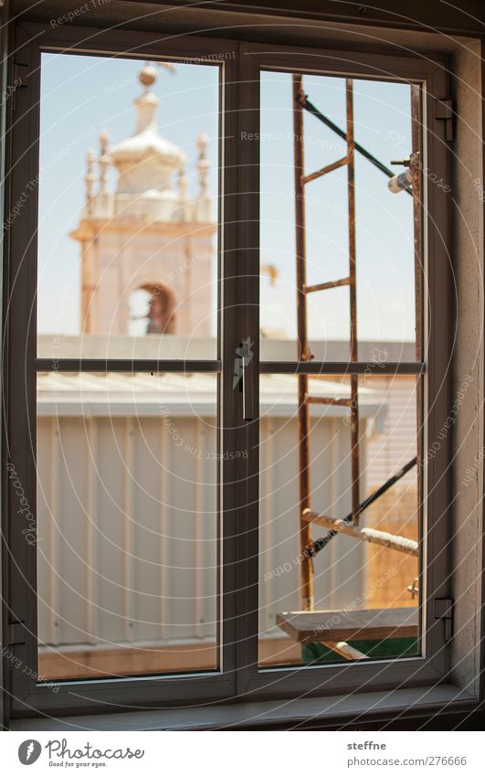 fensterplatz Sommer Lissabon Kirche Fenster Stadt Baugerüst Farbfoto mehrfarbig Außenaufnahme