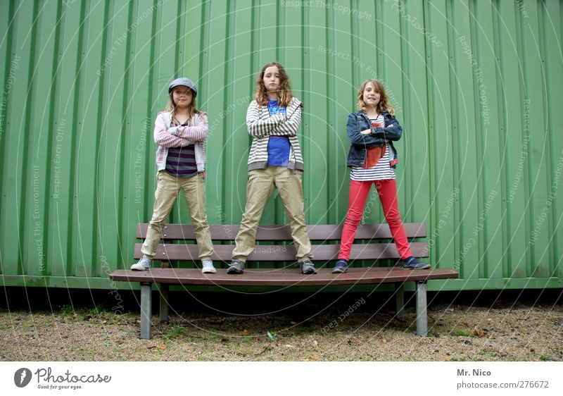 wieso, weshalb ,warum ? Mädchen Kindheit 3 Mensch 8-13 Jahre Mode Mütze Coolness Freundschaft Parkbank stehen abweisend Ablehnung Körperhaltung stur trotzig