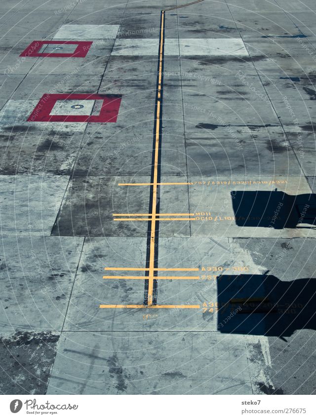 Längenvergleich Flugplatz Landebahn Stadt gelb grau rot Linie Stellplatz Markierungslinie Schilder & Markierungen Beton Größenunterschied Flugzeug vergleichen