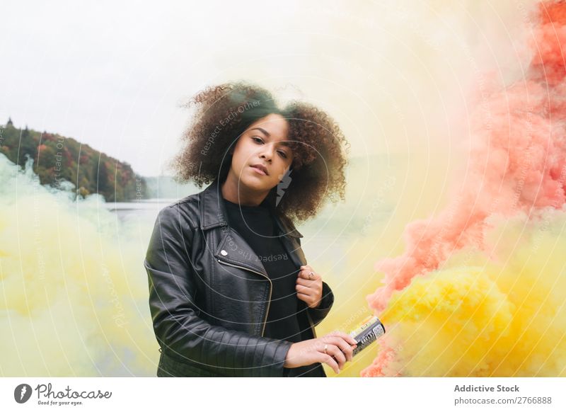 Junge Frau mit farbigen Rauchbomben Farbe Anlegestelle Natur Wasser Jugendliche Mensch See Fluss Freizeit & Hobby Freiheit hell mehrfarbig schön hübsch lieblich