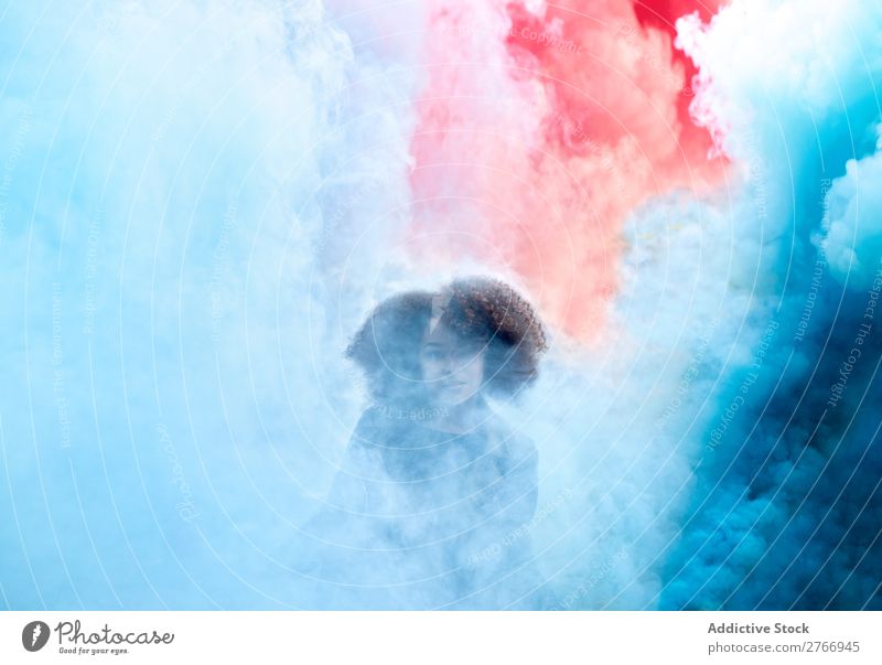 Junge Frau mit farbigen Rauchbomben Farbe Anlegestelle Natur Wasser Jugendliche Mensch See Fluss Freizeit & Hobby Freiheit hell mehrfarbig schön hübsch lieblich