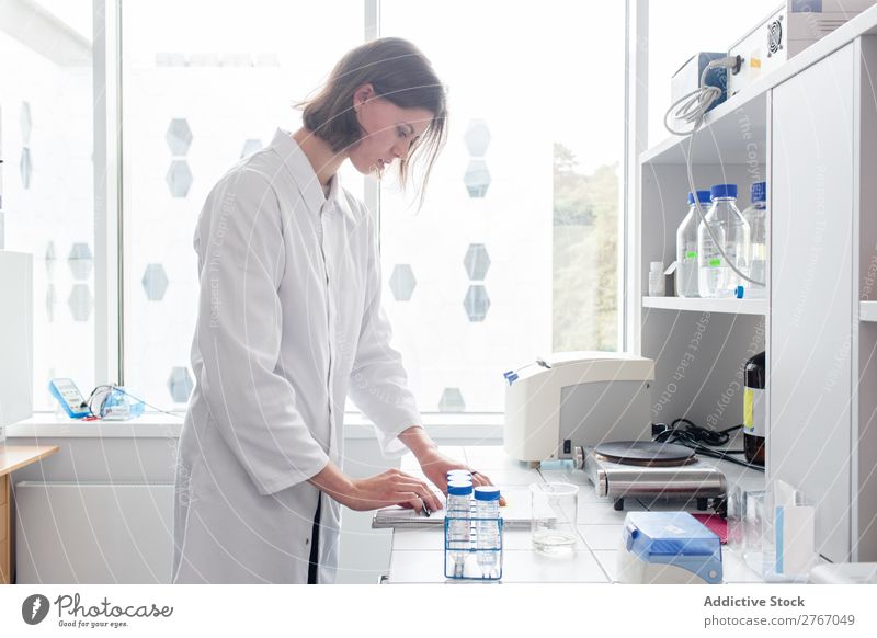 Frau, die im Labor arbeitet Arbeit & Erwerbstätigkeit Wissenschaften Mensch forschen Wissenschaftler Medikament Chemie Technik & Technologie Chemiker Arzt