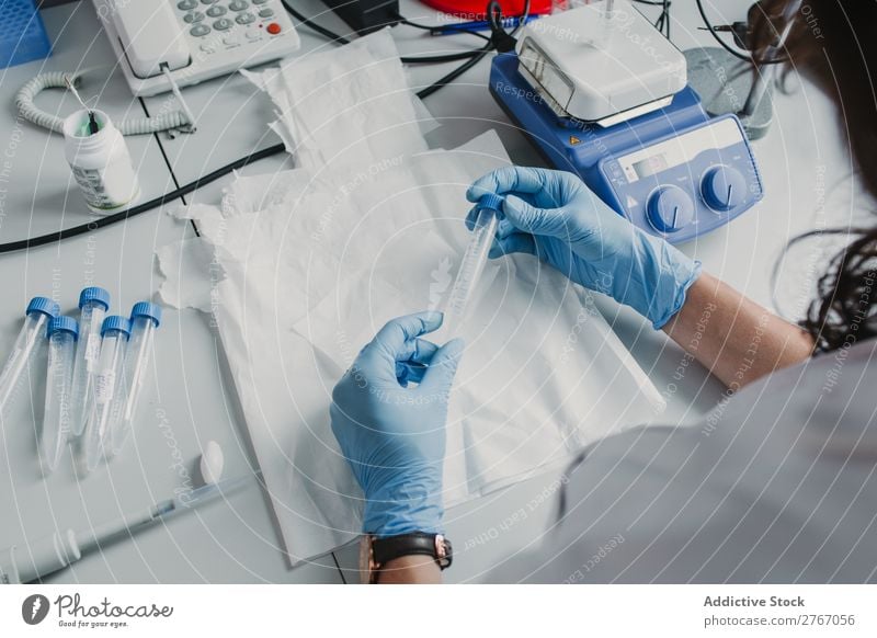 Hände halten Kunststoffreagenzglas fest Labor Arbeit & Erwerbstätigkeit Wissenschaften Frau Reagenzglas Mensch forschen Wissenschaftler Medikament Chemie