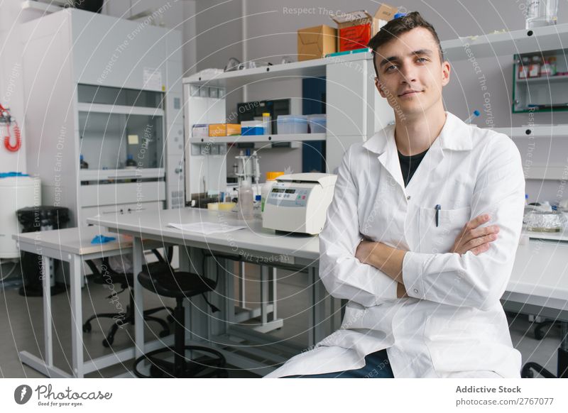 Junger Mann im Labor Arbeit & Erwerbstätigkeit Wissenschaften Mensch die Arme verschränkt Blick in die Kamera forschen Wissenschaftler Medikament Chemie