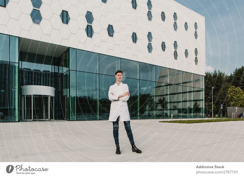 Frau in Weiß im modernen Gebäude Labor Arbeit & Erwerbstätigkeit Wissenschaften Zeitgenosse Mensch forschen Wissenschaftler Medikament Chemie