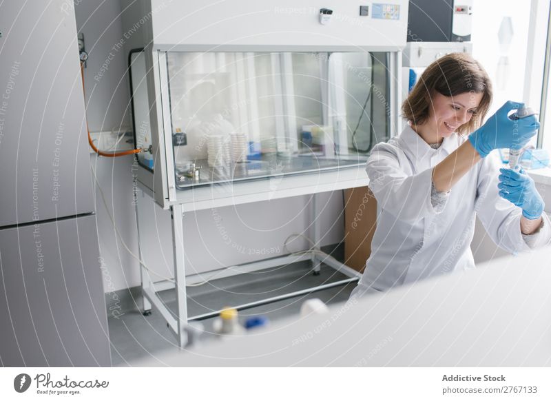 Arbeiter bringt Flüssigkeit in das Reagenzglas Labor Arbeit & Erwerbstätigkeit Wissenschaften Frau liquide Gießen Putten Mensch forschen Wissenschaftler