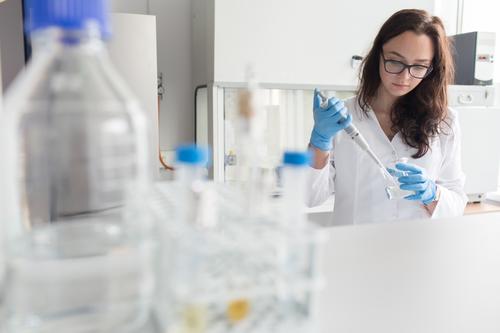 Frau hält Flasche im Labor. Arbeit & Erwerbstätigkeit Wissenschaften Erlenmeyerkolben Glas forschen Wissenschaftler Medikament Chemie Technik & Technologie