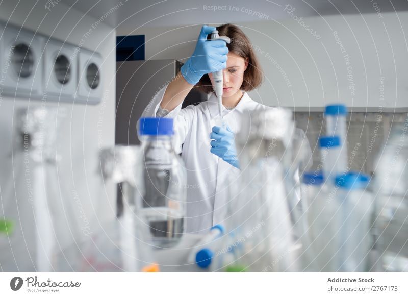 Arbeiter bringt Flüssigkeit in das Reagenzglas Labor Arbeit & Erwerbstätigkeit Wissenschaften Frau liquide Gießen Putten Mensch forschen Wissenschaftler