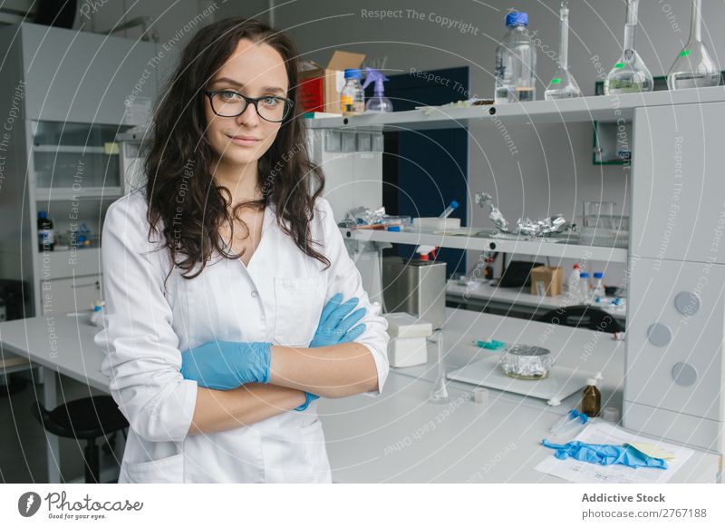 Frau in Weiß steht im Labor. Arbeit & Erwerbstätigkeit Wissenschaften Mensch die Arme verschränkt Blick in die Kamera forschen Wissenschaftler Medikament Chemie