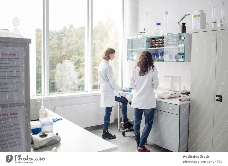 Frauen, die im Labor arbeiten Arbeit & Erwerbstätigkeit Wissenschaften Mensch forschen Wissenschaftler Medikament Chemie Technik & Technologie Chemiker Arzt