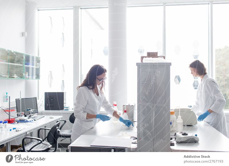 Frauen, die im Labor stehen und arbeiten Arbeit & Erwerbstätigkeit Wissenschaften forschen Wissenschaftler Medikament Chemie Technik & Technologie Chemiker Arzt