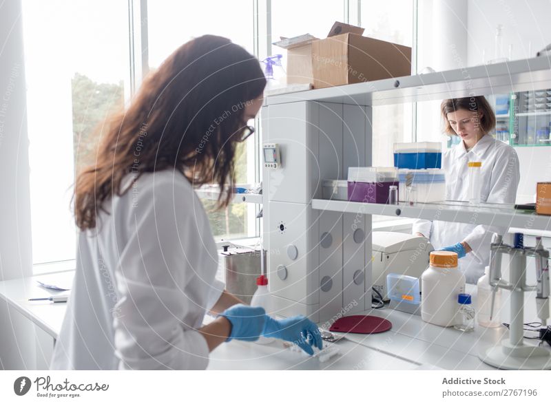 Frauen, die im Labor stehen und arbeiten Arbeit & Erwerbstätigkeit Wissenschaften forschen Wissenschaftler Medikament Chemie Technik & Technologie Chemiker Arzt