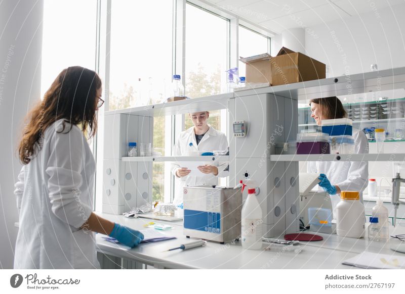 Menschen arbeiten im Labor zusammen Arbeit & Erwerbstätigkeit Wissenschaften Frau Mann Zusammenarbeit forschen Wissenschaftler Medikament Chemie