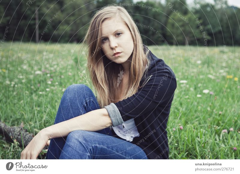 en pleine campagne schön feminin Junge Frau Jugendliche Erwachsene 1 Mensch 18-30 Jahre Landschaft Baumstamm Wiese Mode Jeanshose Jacke blond langhaarig Denken
