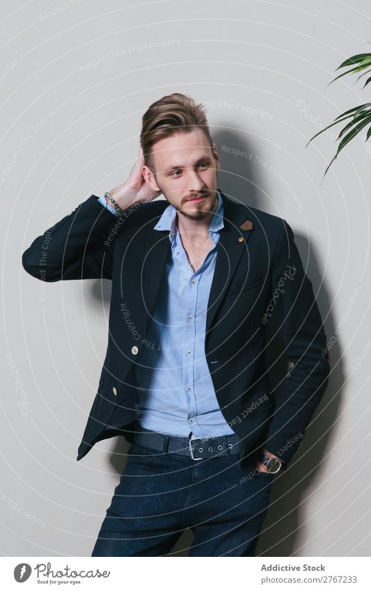 Junger stilvoller Mann an der weißen Wand Anzug Stil gutaussehend Pflanze eingetopft Mode Jugendliche Porträt gelungen Mensch Model Erfolg elegant Business