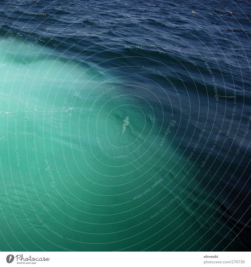 Meer Urelemente Wasser Wellen Bosporus Menschenleer blau grün türkis Farbfoto Außenaufnahme Muster Strukturen & Formen Textfreiraum oben