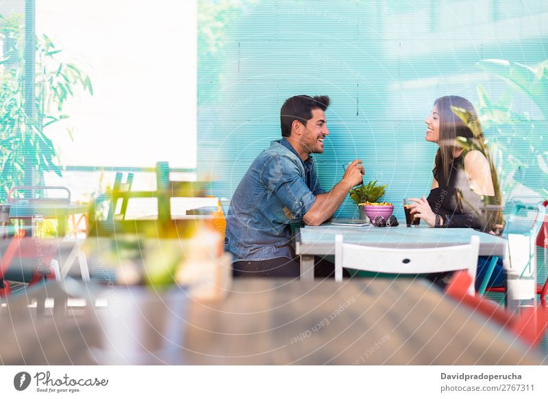 Glückliches junges Paar, das in einem Restaurant sitzt. Erwachsene attraktiv Hintergrundbild schön blau Kaukasier Kaffee Cola mehrfarbig trinken genießend Frau