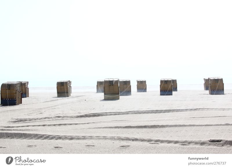 Eine Gruppe von Strandkörben am Strand Strandkorb Ferien & Urlaub & Reisen Sommer Sommerurlaub Sonne Sonnenbad Meer Sand Wasser Himmel Schönes Wetter Küste
