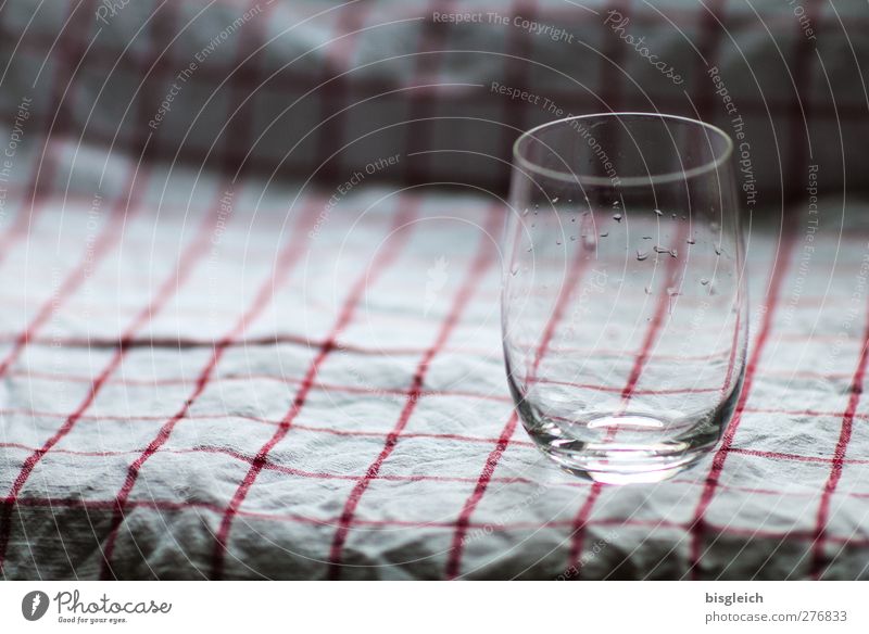 Wasserglas Glas Küchenhandtücher Tropfen grau rot weiß Farbfoto Innenaufnahme Menschenleer Textfreiraum links Tag Schwache Tiefenschärfe