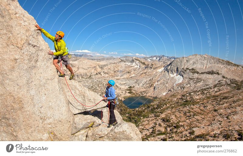 Besteigen eines anspruchsvollen Berges. Leben Abenteuer Klettern Bergsteigen Erfolg Seil Freundschaft Paar Partner 2 Mensch 30-45 Jahre Erwachsene Felsen Gipfel