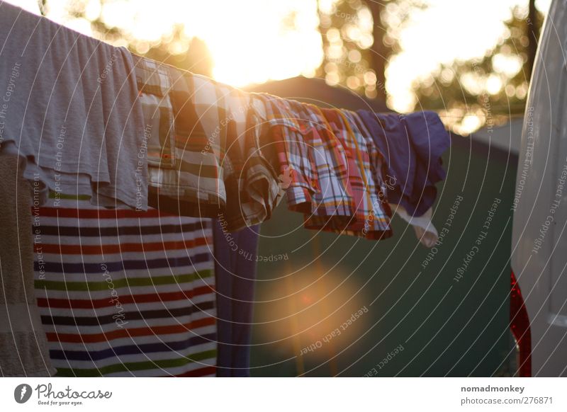 Wäscherei an einem Sommerabend Ferien & Urlaub & Reisen Sommerurlaub mehrfarbig gelb Wäsche waschen Camping Farbfoto Außenaufnahme Menschenleer
