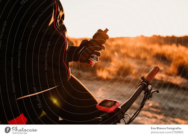 unkenntlicher Radfahrer mit Wasserreservoir. Sonnenuntergang Getränk trinken Trinkwasser Lifestyle Freizeit & Hobby Abenteuer Sommer Berge u. Gebirge Sport