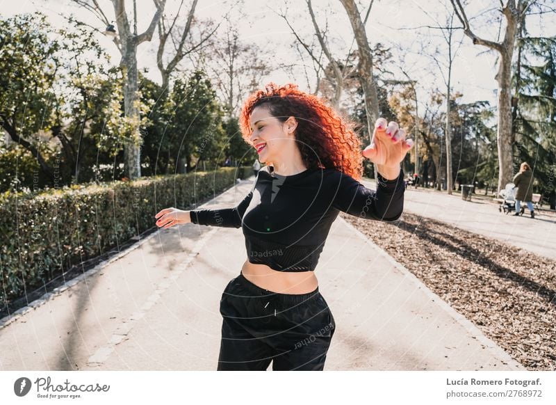 Lateinische Frau, die auf der Straße tanzt. Lebensstil Lifestyle Stil Freude Glück Freizeit & Hobby Freiheit Musik Tanzen Sport Erwachsene Tänzer Mode Bewegung
