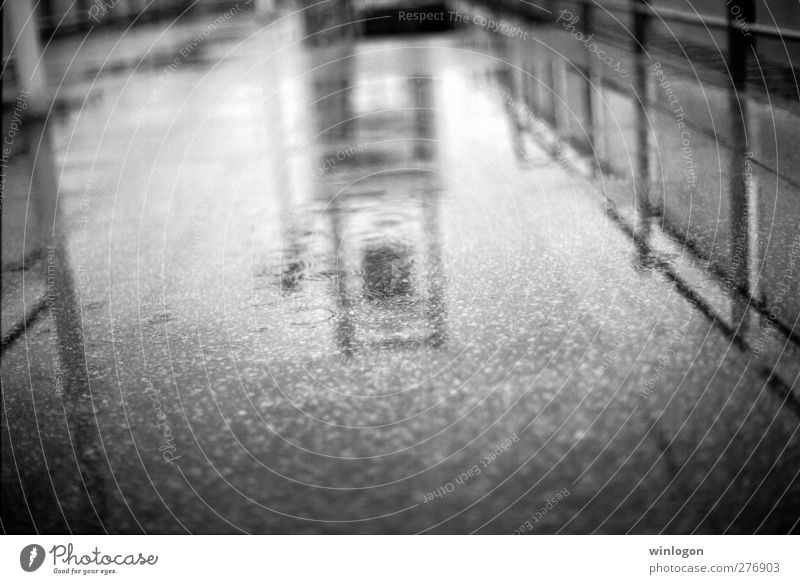 im regen Wasser Wassertropfen Klima schlechtes Wetter Unwetter Sturm Regen Gewitter Bochum hustadt Deutschland Europa Stadt Hafenstadt Bahnhof Bauwerk