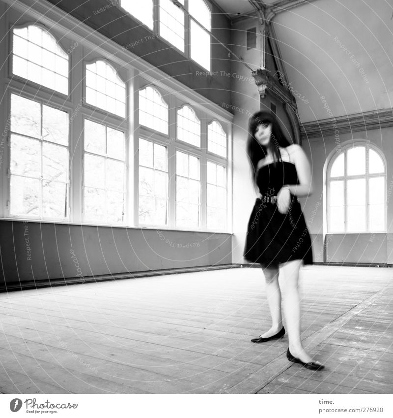 Unfinished Ballroom Story (III) Mensch feminin Junge Frau Jugendliche 1 18-30 Jahre Erwachsene Traumhaus Fenster Saal Kleid schwarzhaarig langhaarig beobachten