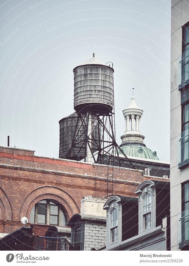 Wassertanks auf dem Dach eines Gebäudes in der Innenstadt von New York. Kleinstadt Stadt Architektur alt Häusliches Leben retro Nostalgie Verfall Großstadt