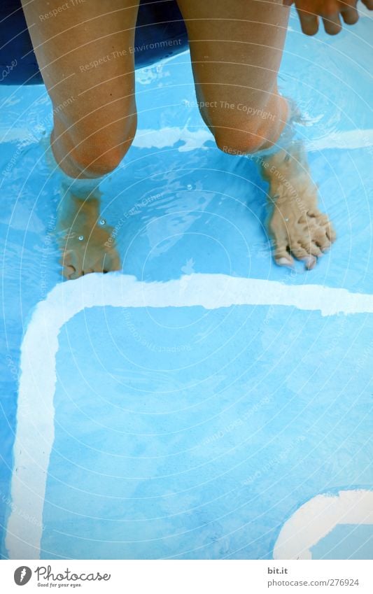 Hitzefrei... Freizeit & Hobby Sommer Sommerurlaub Beine Fuß 1 Mensch Wasser Schönes Wetter Wärme Treppe Linie nass unten blau Freude Glück Lebensfreude