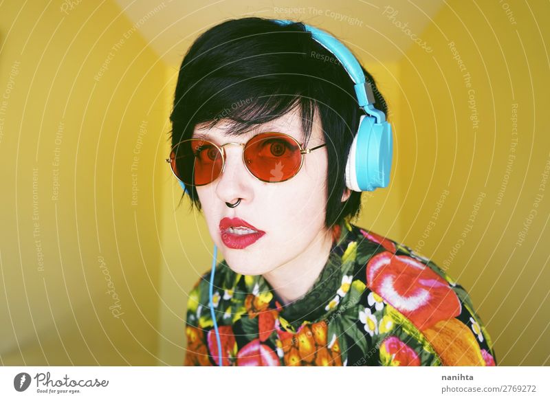 Coole androgyne DJ-Frau in leuchtenden Farben. Haare & Frisuren Sommer Musik Diskjockey Headset Technik & Technologie Unterhaltungselektronik Mensch feminin