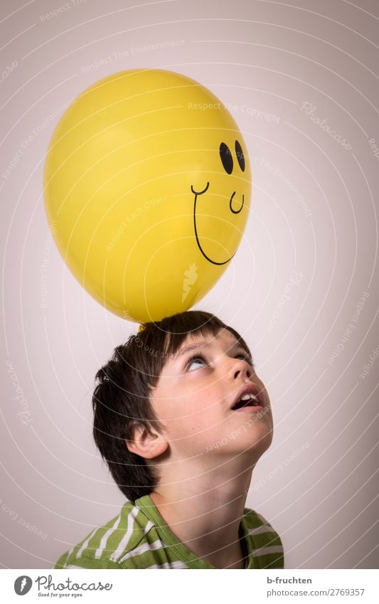 Kind mit Luftballon Freizeit & Hobby Kopf Gesicht 1 Mensch Zeichen wählen beobachten berühren werfen einfach elegant Fröhlichkeit gelb lachen Smiley Blick