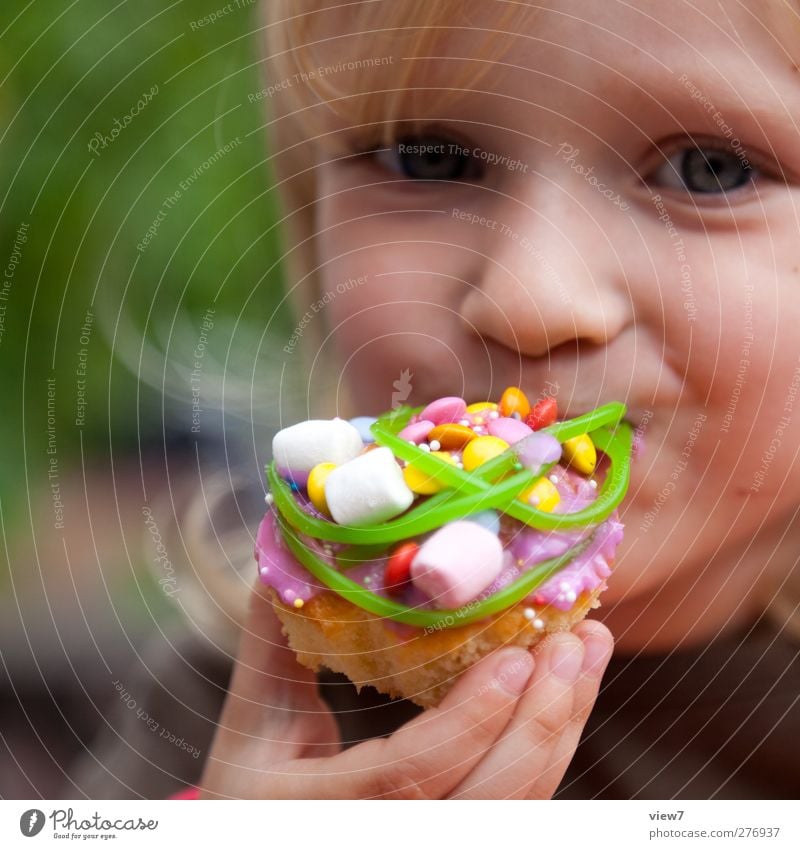 süß & süß Lebensmittel Ernährung Essen Mensch feminin Kleinkind Mädchen Kopf Gesicht 1 1-3 Jahre 3-8 Jahre Kind Kindheit gebrauchen Lächeln lachen machen