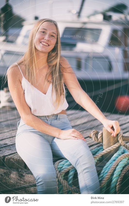 Junge Frau auf einem Bootssteg Freude Sommer feminin Mädchen Jugendliche Schwester Familie & Verwandtschaft Freundschaft 1 Mensch 18-30 Jahre Erwachsene Hafen
