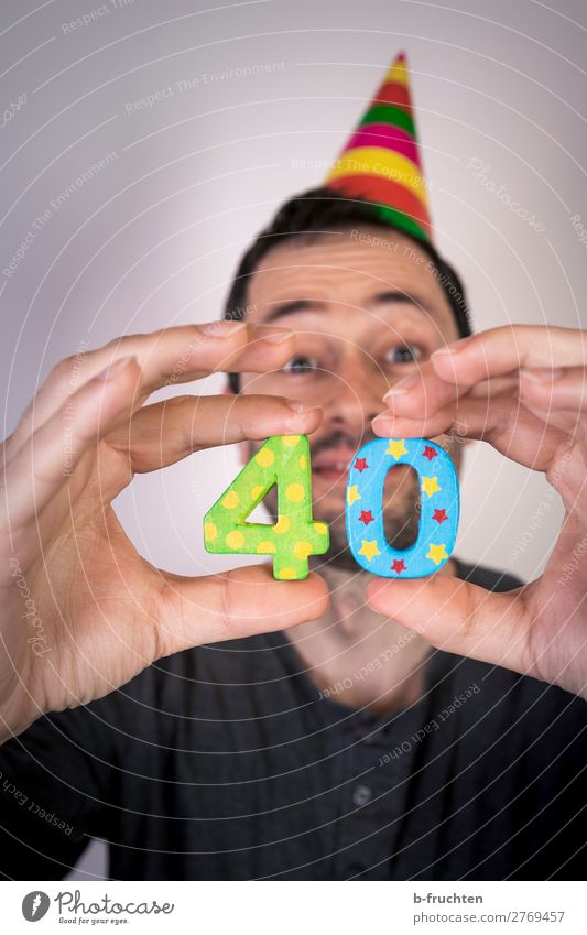 40. Geburtstag Party Veranstaltung Feste & Feiern Karneval Mann Erwachsene Gesicht Hand Finger 1 Mensch 30-45 Jahre Hut Holz Ziffern & Zahlen wählen festhalten