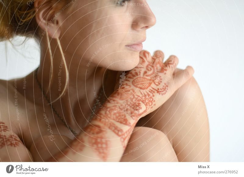 Nicht nackt Mensch feminin Frau Erwachsene 1 18-30 Jahre Jugendliche blond exotisch Tattoo Henna Hennamalerei henna-rot Hand Farbfoto Nahaufnahme