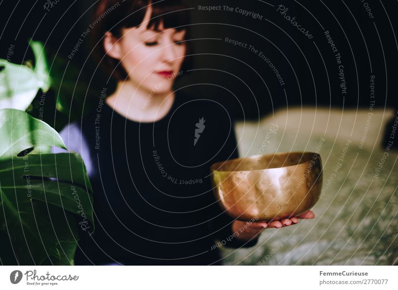 Mindfulness - Woman with singing bowl in her cozy home Gesundheit harmonisch Wohlgefühl Zufriedenheit Sinnesorgane Erholung ruhig Meditation feminin Frau