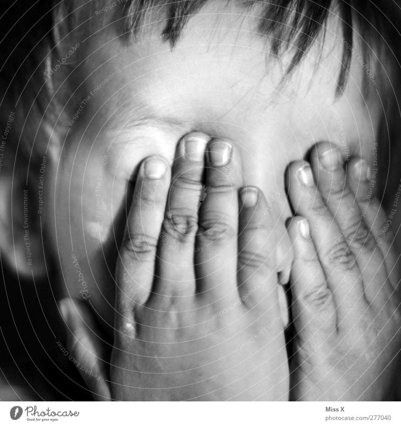 Nichts sehen Mensch Kind Kleinkind Gesicht Hand 1 1-3 Jahre 3-8 Jahre Kindheit Traurigkeit weinen Gefühle Trauer Schmerz Enttäuschung Scham Angst Schüchternheit