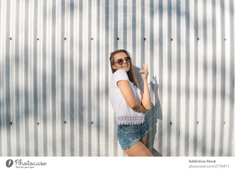 Trendiges Mädchen, das auf der Straße posiert. Frau Stil Stadt selbstbewußt Körperhaltung einzigartig Sommer modisch Schickimicki Youngster feminin Mode Porträt