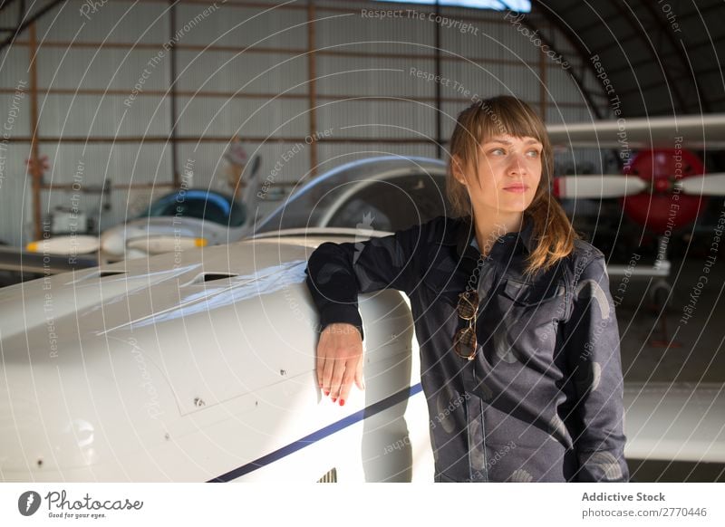 Mädchen posiert im Hangar Frau Flugzeug Körperhaltung Luftverkehr Ingenieur Flugzeugwartung Freiheit Verkehr Jugendliche Freizeit & Hobby selbstbewußt