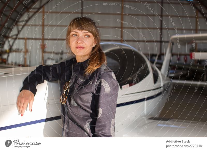 Mädchen posiert im Hangar Frau Flugzeug Körperhaltung Luftverkehr Ingenieur Flugzeugwartung Freiheit Verkehr Jugendliche Freizeit & Hobby selbstbewußt