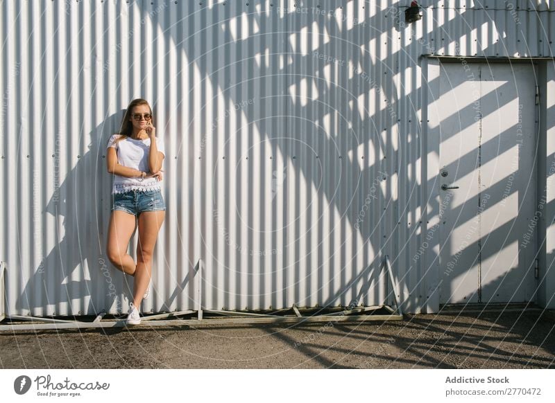 Trendiges Mädchen, das auf der Straße posiert. Frau Stil Stadt selbstbewußt Körperhaltung einzigartig Sommer modisch Schickimicki Youngster feminin Mode Porträt